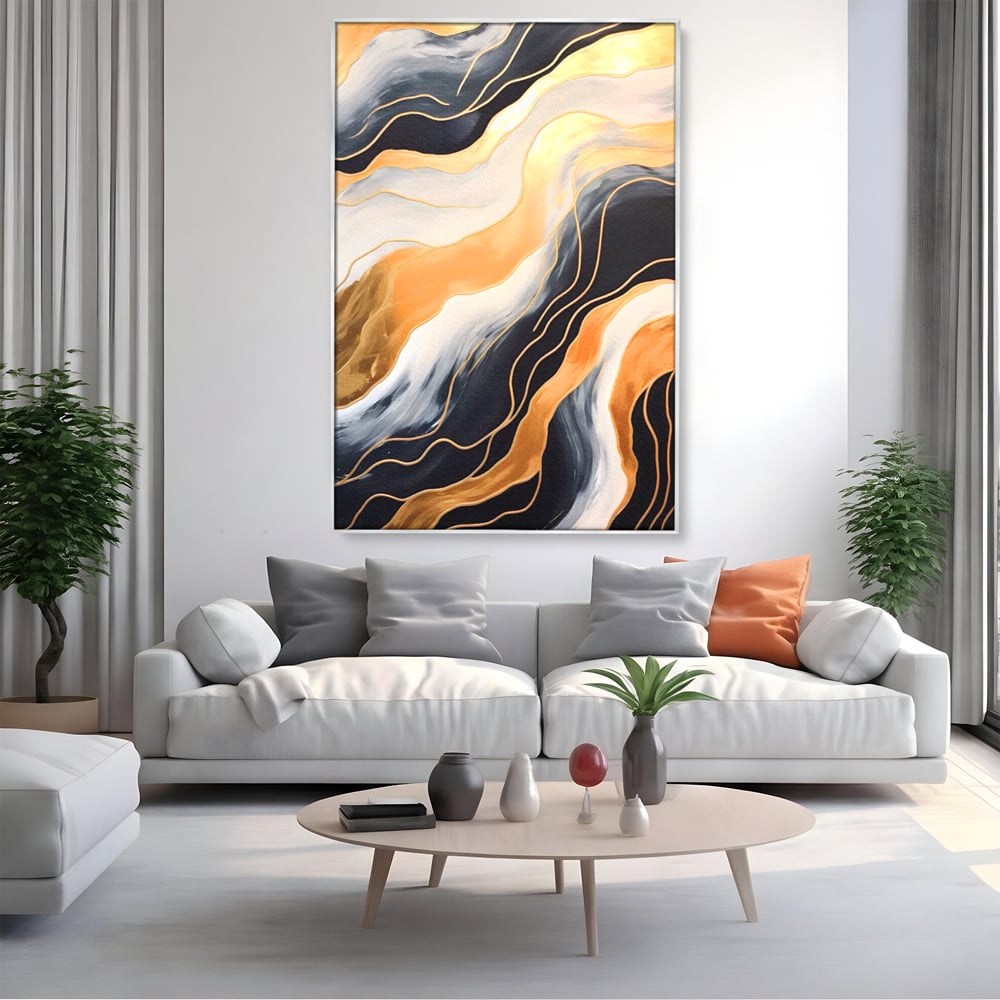 Tablou canvas cu pictura abstracta cu valuri aurii, in rama de aluminiu argintiu, pe perete intr-un living
